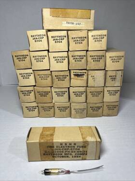 Jan-crp-5704 Raytheon Jan-crp 5704 Lot Of 28 Nos Vacuum Signal Diode Tubes Valves Rohres