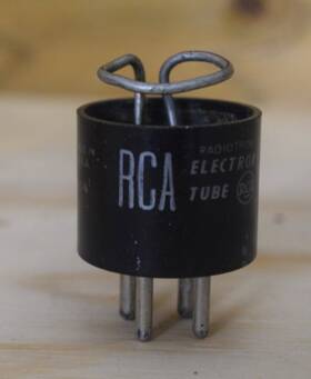 Rca 5168 Vintage Radiotron Electron Vacuum Tube 4-pin Metal Clip Made In Usa