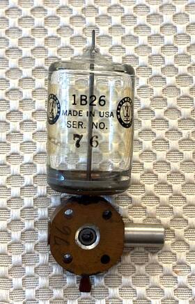 1b26 Westinghouse Vacuum Tube Ww2 Great Lettering/logo Untested